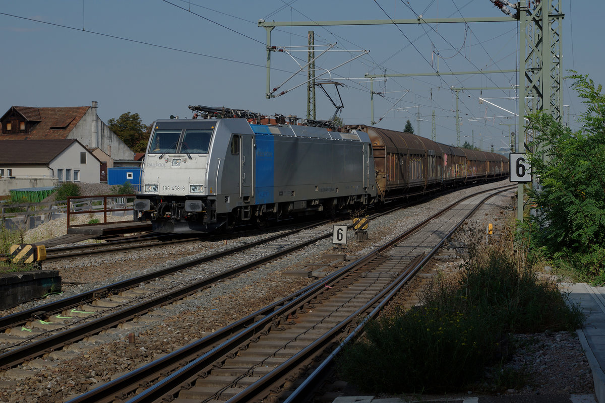 DB: Durch den Ausbau des Bahnhofs Haltingen auf vier Geleise bleibt kein Stein mehr auf dem andern. Das historische Bahnhofsgebäude, der alte Güterschuppen, die Brücken sowie die Dikrektverbindung zum Güterbahnhof fallen dem Umbau zum Opfer. Diverse Änderungen gibt es in Zukunft auch bei den Rollmaterialeinsätzen. Die Züge Basel-HB - Hamburg mit BR 101 und moderisierten Bpm 51-Wagen fallen weg und auch die  fotogenen N-Wagen-Züge  mit BR 111 sollen durch modernere Kompositionen ersetzt werden. Eventuell fahren auch schon bald die neuen ICE IV anstelle von den alten ICE I in die Schweiz. Dieser Güterzug hat soeben die Weiche zur Direktverbindung befahren. Die Bildserie vom 9. September 2016 dokumentiert noch einmal den Ist-Zustand, bevor die Bagger auffahren werden.
Foto: Walter Ruetsch  