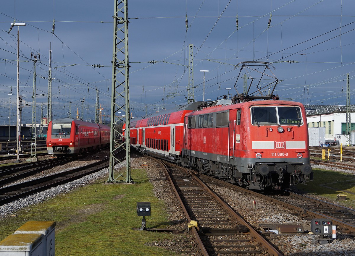 DB: Im Regionalverkehr Basel Badischer Bahnhof-Offenburg sind die DB Regio Altbaulokomotiven der BR 111 aus den Jahren 1975 bis 1984 nach wie vor unentbehrlich. 111 060-0 mit Doppelstockwagen in Basel Badischer Bahnhof bei der Ausfahrt in Richtung Offenburg am 8. Januar 2015. Besonders zu beachten sind die verschiedenen Stromabnehmer der BR 111.
Foto: Walter Ruetsch 