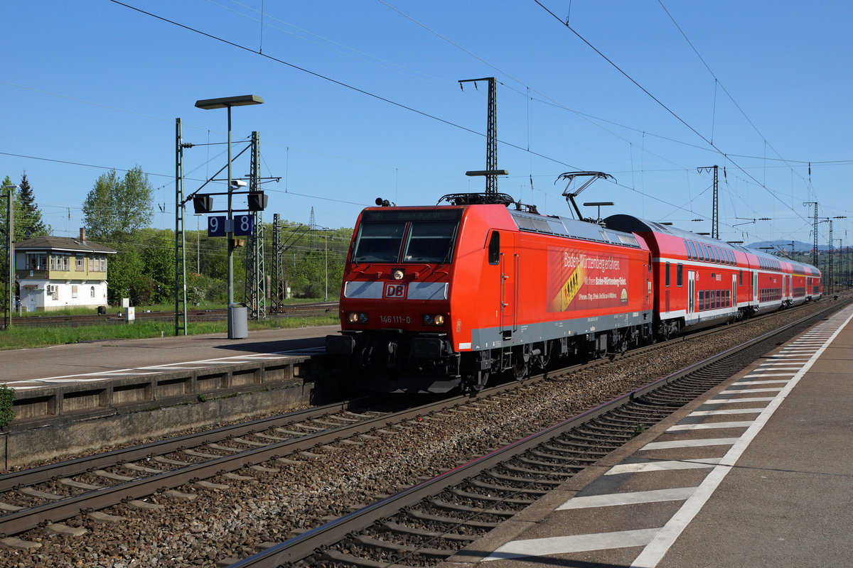 DB: RE nach Basel Badischer Bahnhof mit der 146 111-0 bei der Einfahrt Weil am Rhein am 6. Mai 2016.
Foto: Walter Ruetsch