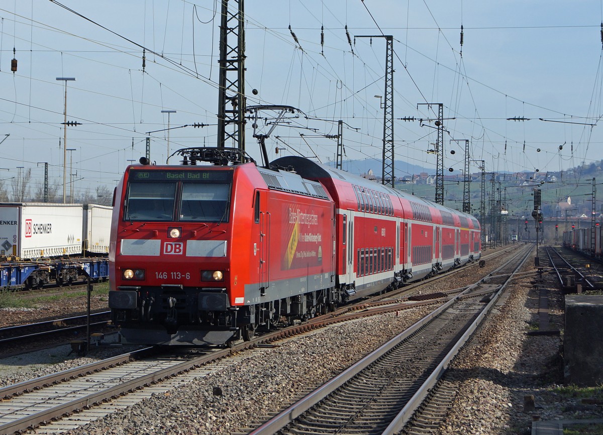DB: RE Offenburg-Basel Badischer Bahnhof mit der 146 113-6 bei der Einfahrt in den Bahnhof Weil am Rhein am 10. April 2015. Diese Lok betreibt Werbung für das Baden Würtemberg Ticket. 
Foto: Walter Ruetsch