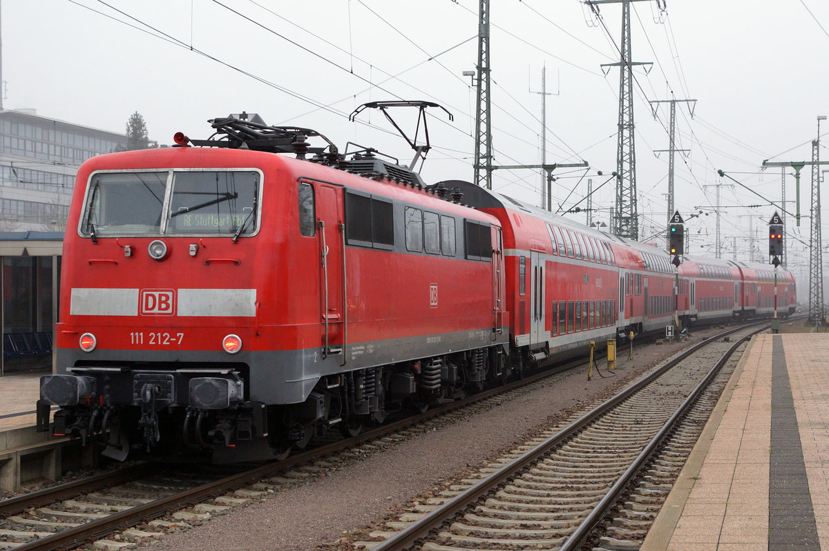 DB: RE Singen-Stuttgart Hbf mit der 111 212-7 bei der Ausfahrt Singen am 31. Dezember 2016.
Foto: Walter Ruetsch