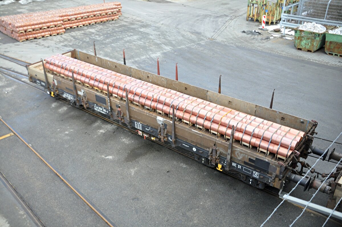 DB Rungenwagen Remms 455 mit Ladegut Kupferstangen in V�hringen am 20.02.2012.