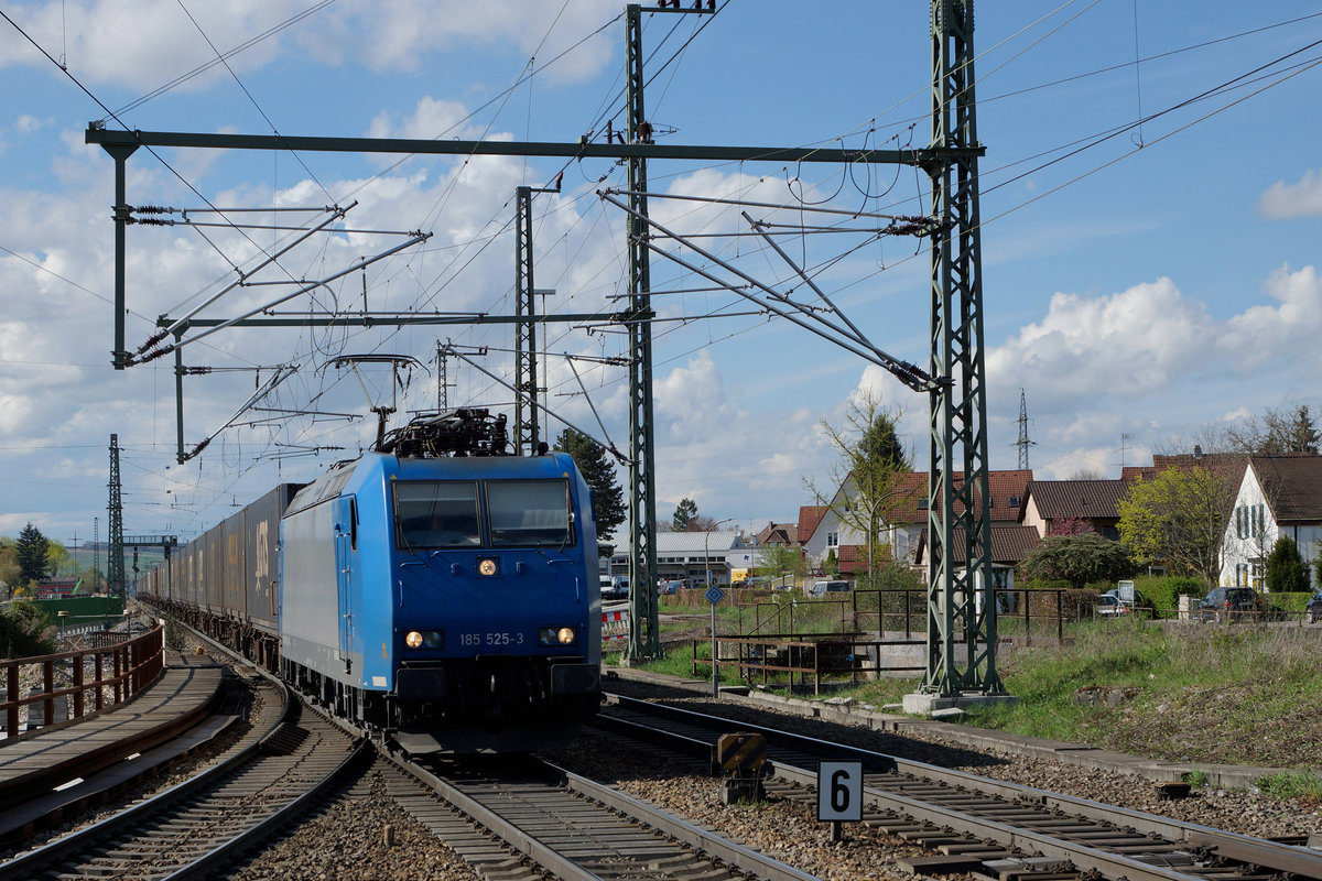 DB: Seit der Zulassung von Privaten wurde das Fotografieren der DB-Strecken interessanter. Die 185 525-3 bei Haltingen am 14. April 2016 auf der Fahrt in den Süden.
Foto: Walter Ruetsch