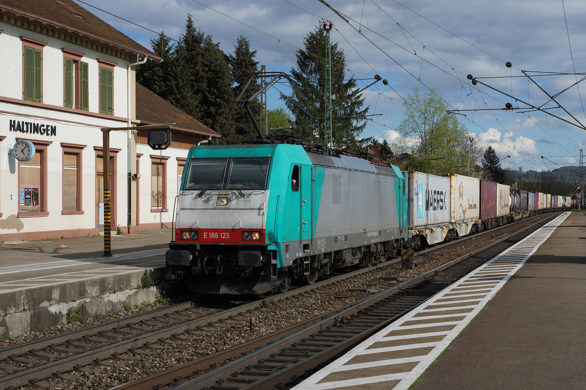 DB: Seit der Zulassung von Privaten wurde das Fotografieren der DB-Strecken interessanter. E 186 123 bringt ihren schweren G�terzug in den Norden. Die Aufnahme entstand bei der Bahnhofsdurchfahrt Haltingen am 14. April 2016.
Foto: Walter Ruetsch