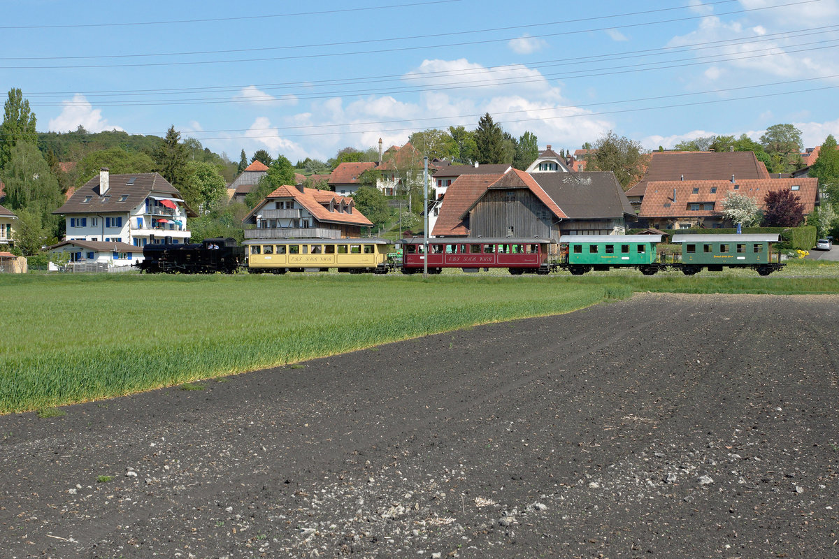 DBB: Der Dampfzug mit der Eb 3/5 5810 /ehemals SBB) + Bi 523 + 524 + C2 +C2 auf der Hinfahrt von der Werkstätte Konolfingen zum Spargelfest Kerzers vom 7. Mai 2016. Der Sonderzug wurde bei Kallnach verewigt.
Foto: Walter Ruetsch