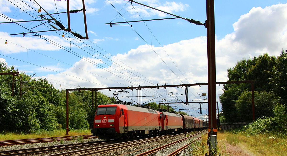 DBCSC EG Doppel mit der f�hrenden EG 3110 und langem G�terzug aus Pattburg kommend auf dem Weg nach Norden. Tinglev 08.08.2022