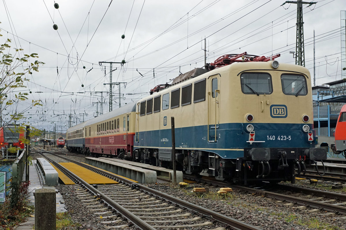 DB/SBB HISTORIC: 
Rückführung der Ce 6/8 III 14305 von Meiningen bis Olten nach zwei Jahren.
Die Überfuhr  wurde vom 3. November bis 5. November 2017 durch das Team Lützel durchgeführt. Als Zugloks standen die 140 423 sowie die 218 460 vom DB Museum Koblenz im Einsatz. Als Begleitwagen für Eisenbahnfreunde wurden zwei Bm und der Clubwagen mitgeführt. Die 218 460 machte sich bereits kurz nach der Ankunft in Singen nach der Betankung als Lokzug auf die Rückfahrt. In Schaffhausen wurden die Ce 6/8 III 14305 und die Begleitwagen von der Be 4/7 12504 übernommen für die Weiterfahrt nach Olten.
Die Aufnahmen vom 5. November 2017 dokumentieren die Ankunft in Singen.
Foto: Walter Ruetsch  