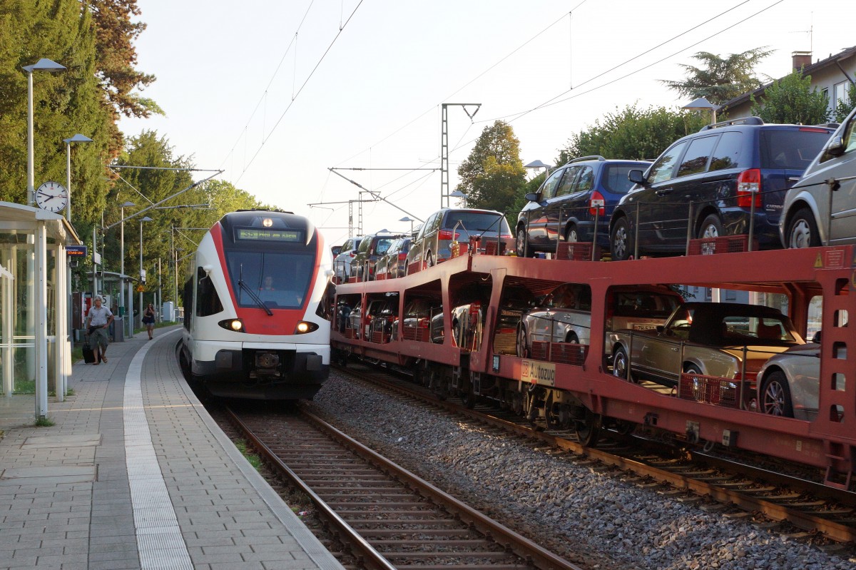DB/SBB: Zugskreuzung vom 7. August 2015 in Lörrach Museum Burghof zwischen der S 5 Steinen-Weil am Rhein mit SBB RABe 521 011 FLIRT und dem DB Autozug Hamburg - Lörrach. Der Autozug ist von der Einstellung bedroht wegen rückläufiger Nachfrage.
Foto: Walter Ruetsch