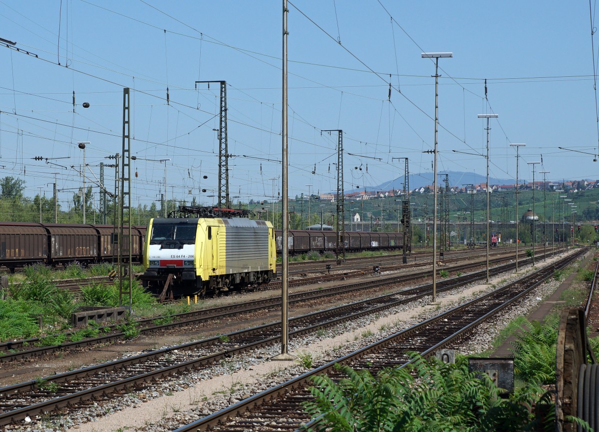 DB/Weilam Rhein: Alleine auf weiter Flur wartete die gelbe ES 64 F4-206 am 7. August 2015 in Weil am Rhein vor der Kulisse von Haltingen auf ihren n�chsten Einsatz.
Foto: Walter Ruetsch