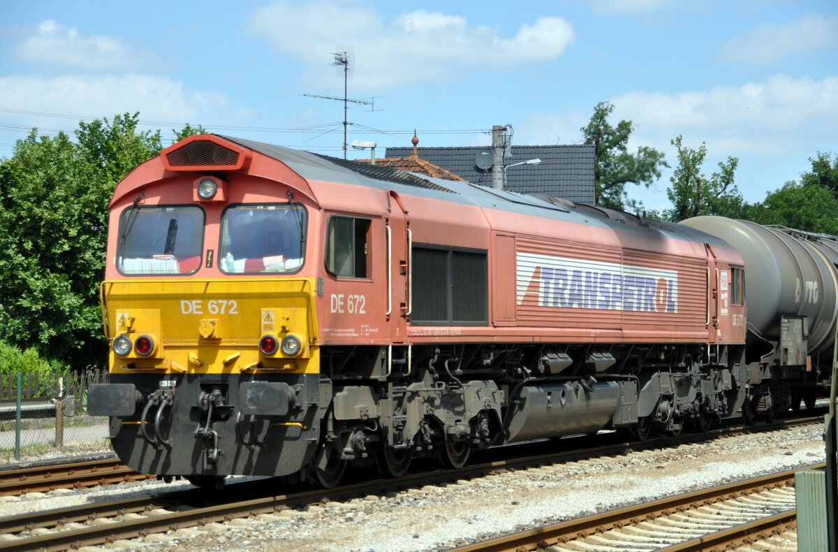 DE 672 HGK (92 80 1266 072-8-D-HGK) in Illertissen mit einem Kesselwagen-Ganzzug am 19.07.2010.