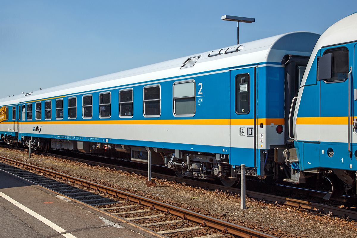 Der 1./2. Klasse Reisezugwagen 56 80 39-90 508-4 D-VBG der Gattung ABvmz des alex (VBG - Vogtlandbahn GmbH), ex 51 80 20-95 508-5 D-DB (der Gattung Bmz 210.2), DR 51 80 20-95 508 (der Gattung Amz 1095), am 01.07.2015 beim Halt, mit dem ALX 84110  (alex) M�nchen Hbf - Hof Hbf, im Bahnhof Marktredwitz.

Die Wagen der ehemaligen Gattung Amz 210 und Amz 210.1 sind die j�ngsten Fahrzeuge im Bestand des ALEX. Die Wagenserie entstand 1991 beim Waggonbau Bautzen (ehemals LOWA, sp�ter Deutsche Waggonbau AG (DWA), jetzt Bombardier) im Auftrag der Deutschen Reichsbahn. Sie entstanden nach dem Vorbild der Ame-Wagen des RAW Halberstadt (sp�tere Am 201) und den UIC-Z-Normen. Es wurden insgesamt 40 Wagen gebaut, die ab Werk im blauen Interregio-Farbschema lackiert waren, innen jedoch noch klassische Schnellzugwagen waren. Eingesetzt wurden sie bis 2002 im Interregioverkehr. Zum Schluss liefen sie teilweise noch in Regionalexpressz�gen, im Jahr 2003 wurde diese Wagenserie (gerade einmal 12 Jahre alt!) komplett ausgemustert. 22 Wagen dieses Typs konnte die Regentalbahn von der DB kaufen, 2 Wagen wurden als Ersatzteilspender verwendet, so dass sich aktuell 20 Wagen im Bestand des ALEX befinden. 

Die Wagen besa�en urspr�nglich 10 Abteile mit je 6 Sitzpl�tzen, beim ALEX wurden vier Abteile zur 1.Klasse mit je 5 Sitzpl�tzen, vier Abteile zur 2.Klasse mit je 6 Sitzpl�tzen, das zehnte Abteil entfiel zugunsten eines kleinen Mehrzweckbereichs. Einige Wagen laufen als rein zweitklassige Wagen.

Zur Einsetzbarkeit: Die Wagen mit den Ziffern 90 an 
der 7. und 8. Stelle der Wagennummer (wie dieser hier) sind mehrspannungsf�hig, die Wagen mit den Ziffern 95 an dieser Stelle sind nur einspannungsf�hig - die Versorgung der Zugsammelschiene ist nur mit der in Deutschland �blichen Spannung von 1000V und 16 2/3 Hz m�glich.

TECHNISCHE DATEN:
Hersteller:  Waggonbau Bautzen (Umbau VIS Halberstadt)
Spurweite: 1.435 mm
L�nge �ber Puffer: 26.400 mm
Wagenkastenl�nge: 26.100 mm
Drehzapfenabstand: 19.000 mm
Achsstand im Drehgestell: 2.600 mm
Drehgestellbauart: GP 200-S-Mg
Leergewicht: 41 t
H�chstgeschwindigkeit: 200 km/h
Zulassungen: RIC (mehrspannungsf�hig)
Sitzpl�tze: 20 in der 1. und 29 in der 2. Klasse, 2 Rollstuhlpl�tze
Abteile: 4 Abteile 1. Klasse; 4 Abteile 2. Klasse; 1 Mehrzweckabteil
Toiletten: 2, davon 1 behindertengerecht
Bremsbauart: KE-GPR-Mg