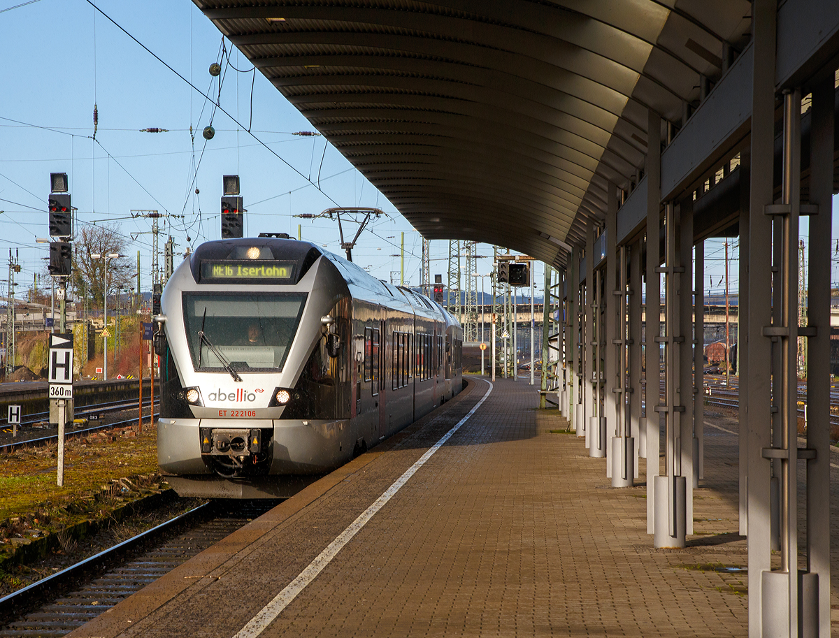 
Der 2-teilige Flirt ET 22 2106  Siegen  (94 80 0426 105-3 D-ABRN / 94 80 0826 105-9 D-ABRN), ex ET 22 006, gekuppelt mit dem 3-teiligen Flirt ET 23 2105  Lennestadt  (94 80 0427 104-5 D-ABRN / 94 80 0826 104-2 D-ABRN / 94 80 0427 604-4 D-ABRN), ex ET 23 005, beide der Abellio Rail NRW fahren am 08.02.2016, als RE 16  Ruhr-Sieg-Express  (Essen - Hagen - Iserlohn bzw. Siegen), in den Hbf Hagen ein. 

In Letmathe wird der Zug geflügelt, der vordere Zugteil (ET 22 2106) fährt dann weiter Richtung Iserlohn, während der hintere Zugteil (ET 23 2105) weiter Richtung Siegen fährt. 

Hier in der Anfahrt von dem Zug war noch blauer Himmel, als ich mich umdrehte um in den Zug zu steigen sah es etwas anders aus (siehe folgendes Bild).