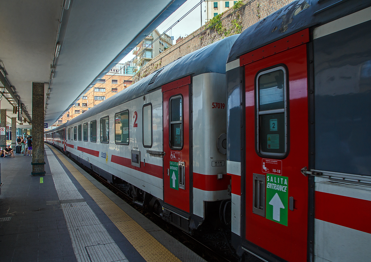 Der 2.klasse Trenitalia IC Reisezugwagen mit Gepäck- und Fahrradabteil sowie Bistro Self Service  61 83 85-90 001-3 I-TI der Gattung BHR (ex WR) am 23.07.2022, eingereiht als Wagen 3 in den IC 666 (La Spezia Centrale - Milano Centrale), im Bahnhof Genua / Genova Piazza Principe.

Wir sind in diesem Wagen Levanto bis Genova gefahren. Der Wagen hat 2 Rollstuhlplätze, ein Gepäck- und Fahrradabteil, sowie einen Bistrobereich mit Self Service (Automaten). Angenehm ist die 2/1Bestuhlung, so dieser Wagen nur 22 Sitzplätze. 

TECHNISCHE DATEN: 
Spurweite: 1.435 mm
Länge über Puffer:  26.400 mm
Drehzapfenabstand: 19.000 mm
Sitzplätze: 22 (2. Klasse) 
Eigengewicht: 47 t
Höchstgeschwindigkeit:  200 km/h
Bremsbauart:  Freno WU-R

