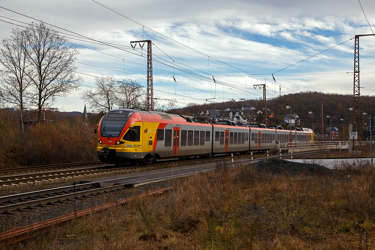 Der 5-teilige Stadler FLIRT 429 044 / 429 544 der HLB (Hessischen Landesbahn) f�hrt am 31.12.2021, als RE 99  Main-Sieg-Express  (Gie�en – Siegen), von Ruderdorf (Kr. Siegen) weiter in Richtung Siegen, n�chster Halt ist der Hbf Siegen. Nochmal einen lieben Gru� an den netten Lokf�hrer zur�ck.

Auch das hat sich mit dem Fahrplanwechsel im Dezember 2021(12. Dez.) ge�ndert: Mit der Einf�hrung der IC Verbindungen zwischen Frankfurt a.M. Hbf und Siegen Hbf, folgen die RE 99 der HLB von Gie�en nach Siegen, ca. 10 hinter den IC´s und halten nun zwischen Dillenburg und Siegen neben Haiger, auch an den Haltepunkten der RB 95 und zwar in Sechshelden, Rodenbach(Dillkr), Dillbrecht und wir hier in Wilnsdorf-Rudersdorf. Wobei dadurch wiederrum Dieseltriebz�ge der HLB vom Typ LINT (der Linie RB 95) eigespart bzw. frei werden. Zudem wird ja auch CO� eingespart, denn die FLIRT sind ja Elektrotriebz�ge.

Zwischen Dillenburg und Iserlohn-Letmathe via Siegen werden die IC2-Z�ge meist auch als RE 34 gef�hrt und haben die Freigabe f�r alle Nahverkehr Tickets auf diesem Streckenabschnitt. Ausnahme sind die beiden Zugpaare nach bzw. von Norddeich Mole (via Schwerte, Unna und M�nster), diese haben kein Nahverkehrsfreigabe und halten zwischen Siegen und Letmathe nur in Altenhundem.

Wir (meine Frau und ich) h�tten schon gerne mal die die neue IC Verbindung ausprobiert, was wir aber Corona bedingt noch unterlassen.
