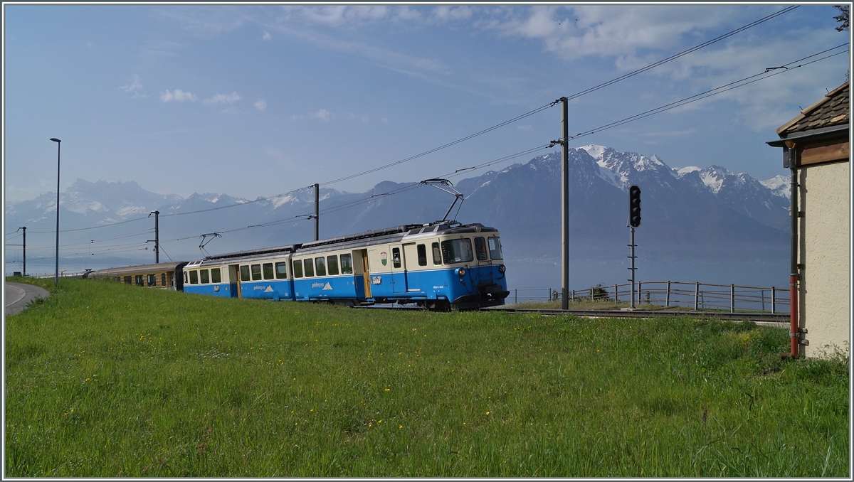 Der ABDe 8/8 2002 mit seinem Regionalzug 2222 obserhalb von Montreux, bei  Le Ch�telard .
4. April 2014