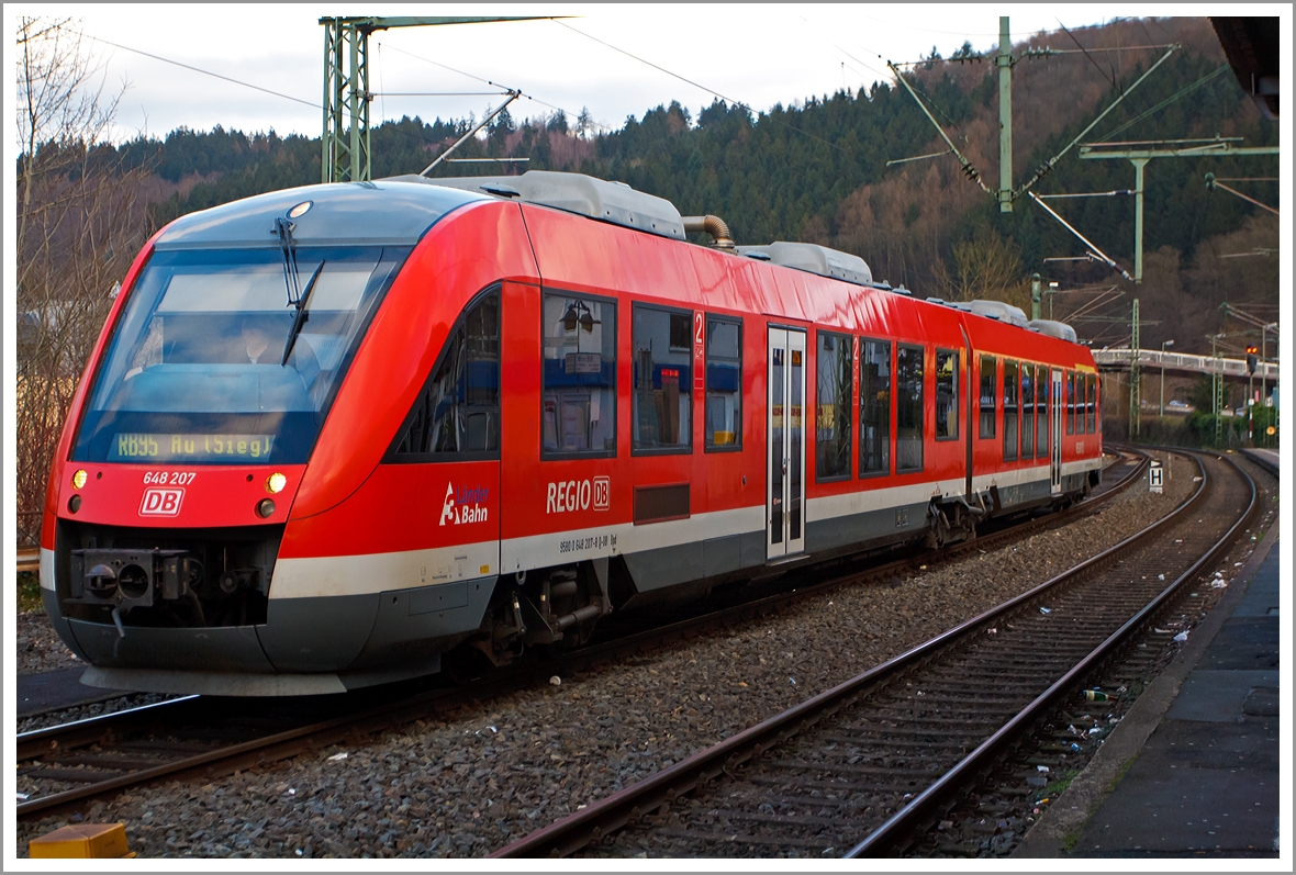 Der Alstom Coradia LINT 41 - 648 207/707 der DreiL�nderBahn als RB 95  Sieg-Dill-Bahn  (Dillenburg-Siegen-Au/Sieg) f�hrt in  den Bahnhof Betzdorf/Sieg ein.