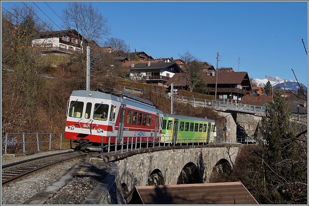Der AOMC BDeh 4/4 503 auf der Br�cke bei Chemex am 1. Juli 2016. Zur Zeit wird die Strecke an die �brigen TPC Strecken angepasst (Stromspannung und Zahnstangensystem) was zur Abstellung vieler �lterer und weniger �lterer AOMC Fahrzeugen f�hrt.
(da falsch skaliert habe ich das Bild von gestern nochmals hochgeladen, nun mit px 1200)