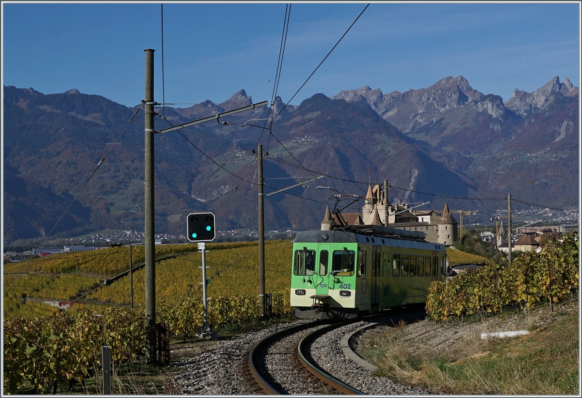 Der ASD BDe 4/4 402 ist oberhab des Schlosses von Aigel auf dem Weg nach Aigle. 

27. Okt. 2021