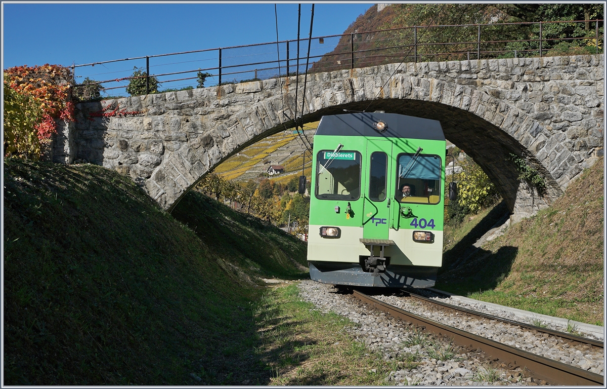 Der ASD Be 4/4 404 schl�pft bei Aigle unter einer Br�cke durch. 
28.10.2016
