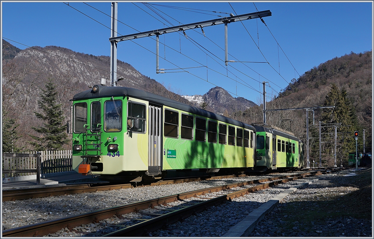 Der ASD Regionalzug 433 von Les Diablerets nach Aigle in der vor wenigen Jahren neu angelegten Station Verschiez, im Hintergrund kaum erkennbar ein Bt der AOMC, dahinterstehen noch drei AOMC BDeh 4/4, die durch den Umbau (Stromsystem und Zahnstange) der AOMC und Einsatz der Stalder SURF Züge überflüssig geworden sind.
17. Feb. 2019