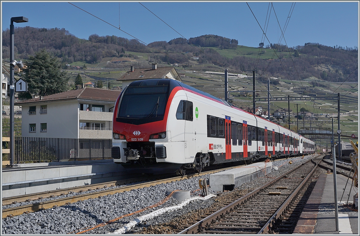 Der Bahnhof von Cully wird umgebaut, um im Regionalverkehr in Richtung Lausanne künftig den Viertelstunden Takt anzubieten. Seit heute ist das nach Norden verschwenkte Gleis 1 wieder in Betrieb und liegt deutlich höher als die noch nicht umgebauten Gleise 2 und 3. Im Bild die nach Aigle ausfahrenden SBB Flirt 3 RABe 523 107 und 109 als S 5 24535.

1. April 2021