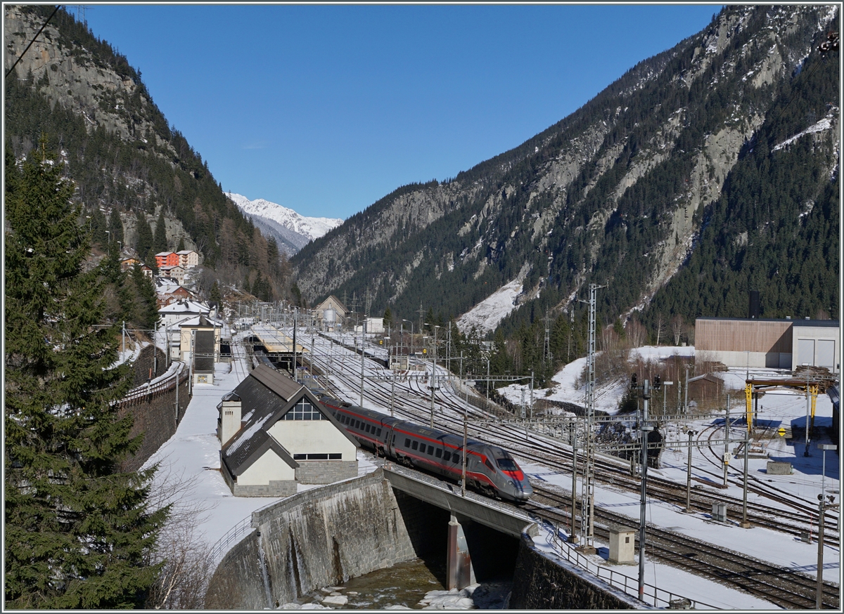Der Bahnhof Göschenen, kurz nach der Abfahrt mit der Schöllenbahn aus derselben fotogarfiert (bei der MGB kann man auch heute oft die Fenster öffen).
 Zufälligerweise  fuhr gerade ein FS ETR 610 auf dem Weg von Milano nach Zürich vorbei.
11. Feb. 2016