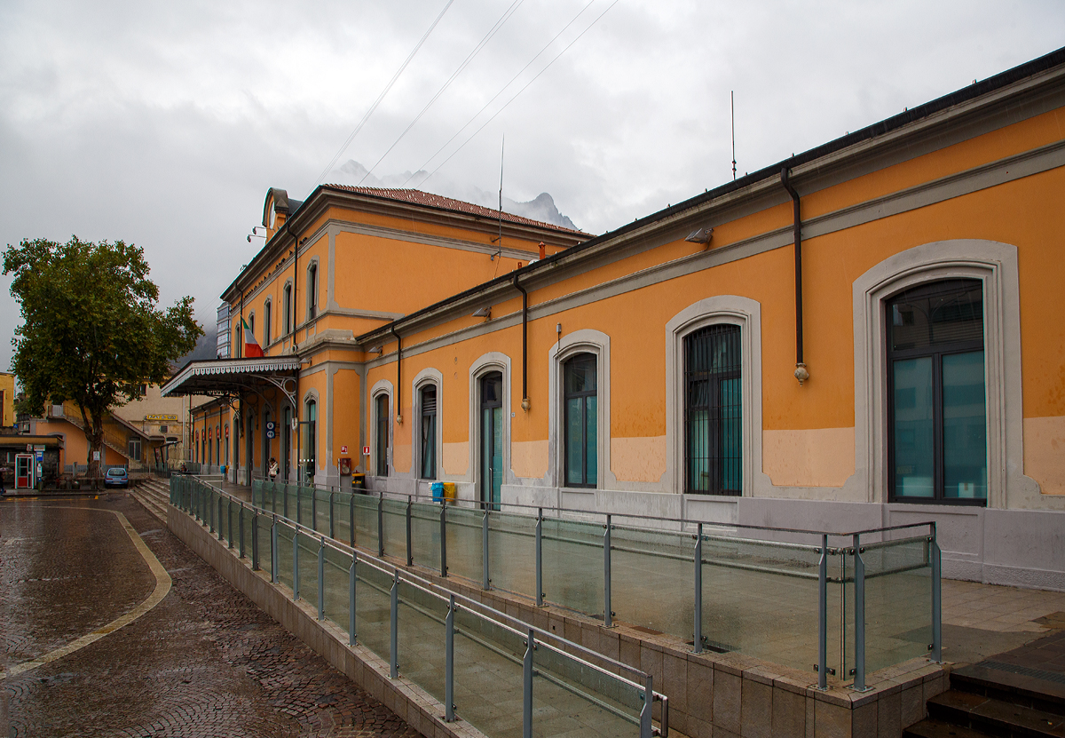 
Der Bahnhof Lecco (italienisch: Stazione di Lecco) von der Straßenseite am 03.11.2019 (bei Regen).

Der Bahnhof befindet sich westlich des Stadtzentrums und verfügt insgesamt über fünf Bahnsteiggleise. Er ist Ausgangspunkt der Bahnstrecken Como–Lecco, Lecco–Bergamo, Lecco–Mailand und Lecco–Colico. 