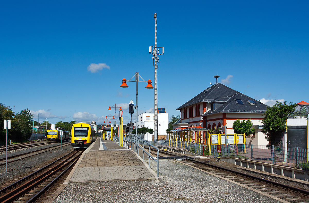 
Der Bahnhof Usingen an km 17,7 der Taunusbahn (KBS 637) am 11.08.2014. Der Bahnhof ist auch Betriebsmittelpunkt der Taunusbahn (HLB) von Brandoberndorf über Grävenwiesbach und Usingen nach Bad Homburg.Das Empfangsgebäude von 1895 steht unter Denkmalschutz. 