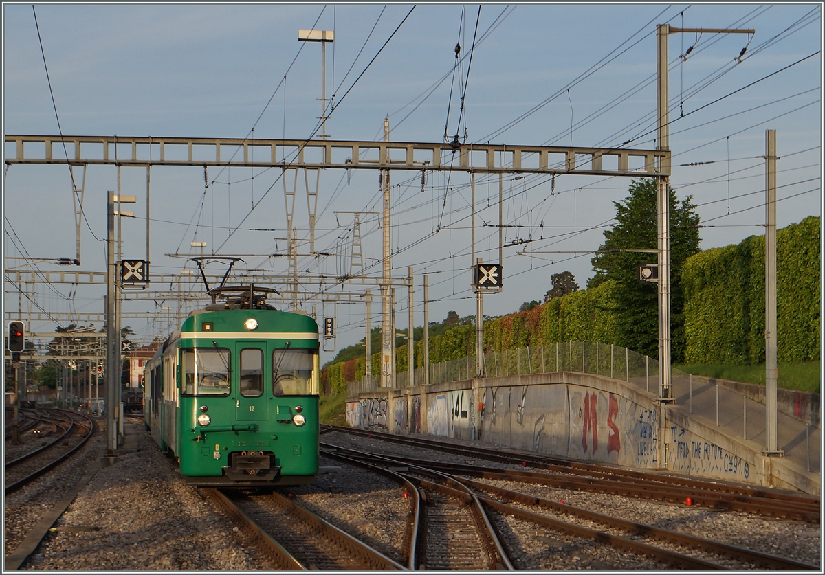 Der BAM Regionalzug 103 mit dem Be 4/4 12 an der Spitze erreicht Morges.
12. Mai 2015