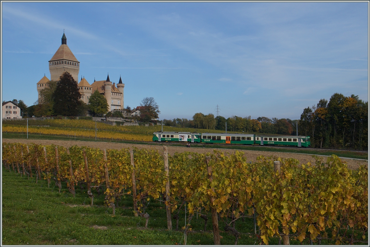 Der BAM Regionalzug 126 von Morges nach Bi�re vor der Kulisse des Ch�teau de Vufflens. 
20. Okt. 2015