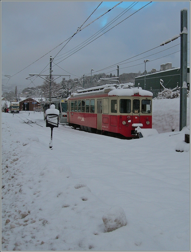 Der BDeh 2/4 geniesst die Sonntagsruhe in Blonay. 
1. Feb. 2015
