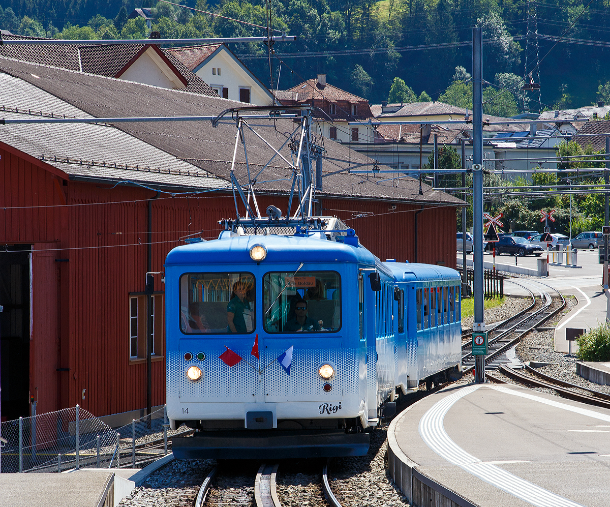 
Der BDhe 2/4 14 mit dem Bt 24 erreichen am 01.08.2019 das Hochperron vom Turmbahnhof in Arth-Goldau.

In den Jahren 1949, 1954 und 1967 stellte die Arth-Rigi-Bahn (ARB) vier Zahnrad-Triebwagen CFeh 2/4 11–14 in Betrieb. Die Triebwagen werden heute von den Rigi-Bahnen als BDhe 2/4 bezeichnet, Nr. 14 bereits seit Ablieferung.

Die ersten zwei Triebwagen (11 und 12) wurden 1947 von der damaligen Arth-Rigi-Bahn (ARB) bestellt. Dies wurde nötig, weil moderne und leistungsfähige Fahrzeuge gebraucht wurden, die im zeitweise sehr starken Stoßverkehr auch in der Lage waren, bergseits einen Steuerwagen oder Vorstellwagen zu schieben. Die SLM wurde mit der Konstruktion und der Ausführung der mechanischen und wagenbaulichen Teile betraut. Die SAAS lieferte und montierte die elektrische Ausrüstung. Im Juli und August 1949 wurden die ersten beiden Triebwagen abgeliefert. 1952 wurde ein dritter Triebwagen in Auftrag gegeben, der im Jahre 1954 abgeliefert wurde.

In den Jahren 1958 bis 1960 wurden drei Steuerwagen Bt (22 bis 23) beschafft, die die bisher verwendeten Vorstellwagen ablösen sollten. Sie wurden von SWS und SAAS gebaut. Die ersten zwei Pendelzüge konnten in der Wintersaison 1958/59 in Betrieb genommen werden. Der dritte Steuerwagen Bt 23 folgte 1960.

Im Januar 1964 wurde der Auftrag zur Lieferung einer weiteren Pendelzugeinheit mit dem BDhe 2/4 14 und dem Bt 24 erteilt. Der Triebwagen wurde gegenüber seinen Vorgängern neu konstruiert. So ist der Kasten etwas länger und der Innenausbau wies verschiedene Änderungen auf. Er wurde im Jahr 1967 abgeliefert.

TECHNISCHE DATEN des BDhe 2/4 – 14(11-13 weichen etwas ab):
Hersteller: 	SLM/SAAS
Spurweite: 	1.435 mm (Normalspur)
Zahnradsystem: 	Riggenbach
Anzahl: 4
Achsformel:  2’z 2’z
Länge über Puffer:  15.980 mm
Drehzapfenabstand:  9.550 mm
Achsabstand im Drehgestell:  2.850 mm
Laufraddurchmesser : 955mm
Dienstgewicht: 27,4 t
Max. Zuladung: 2,0 t
Ladefläche: 6,0 m²
Höchstgeschwindigkeit: 21 km/h (bergwärts), 17 km/h (talwärts)
Stundenleistung: 480 kW
Stundenzugkraft: 136 kN
zulässiges Vorstellgewicht: max. 23.8t
Stromsystem: 1500 V DC (=)
Sitzplätze: 	63
Stehplätze: 47
