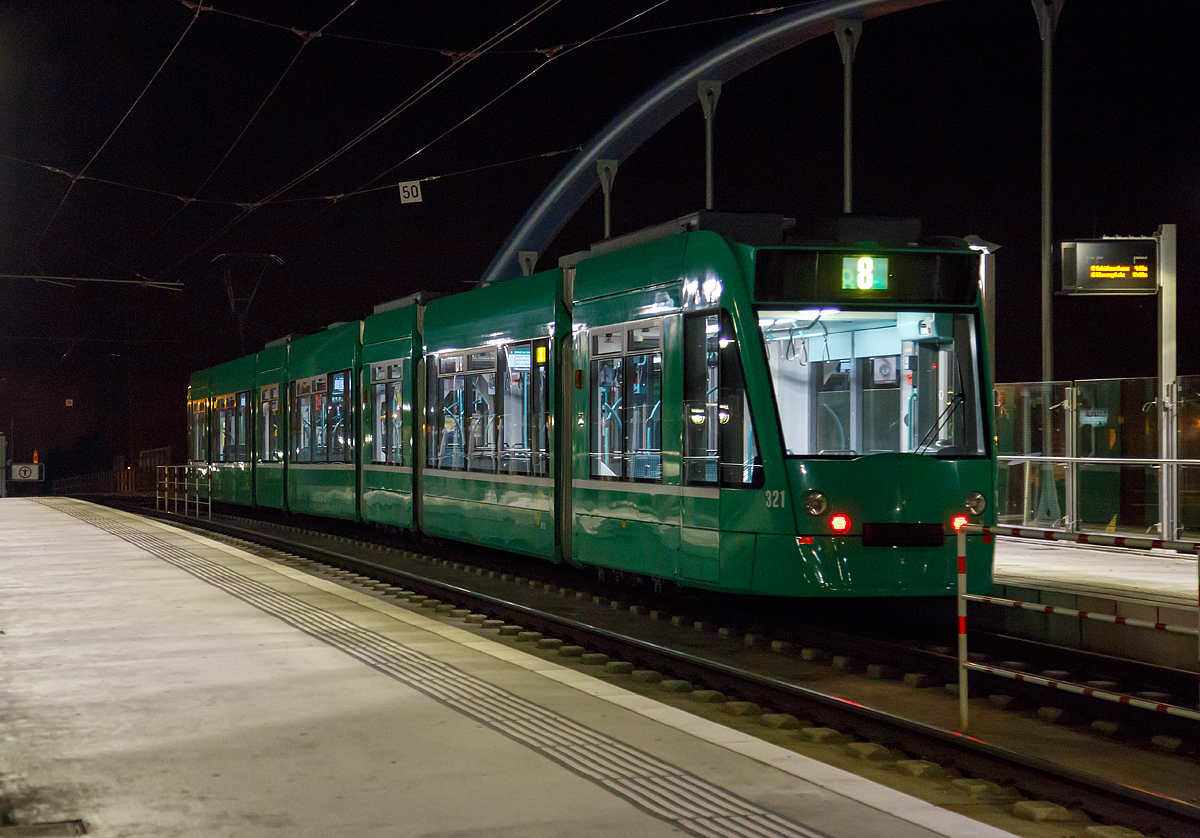 
Der Be 6/8 321, ein siebenteiliger Siemens Duewag der  BVB (Basler Verkehrs-Betrieben) steht am 24.09.2016 um 0:53 Uhr als Line 8 in Weil am Rhein Bahnhof/Zentrum zur Abfahrt nach Basel Neuweilerstrasse bereit.

Das neue Fahrzeug l�utete 2001 eine neue Epoche bei den BVB ein, erstmals fuhr ein vollst�ndig niederfluriges Tram. 

TECHNISCHE DATEN (Be 6/8):
Spurweite: 1.000 mm
Achsfolge:  B'2'B'B'
Fahrzeugl�nge:  42.860 mm
H�he: 3.710 mm
Breite: 2.300 mm
Fu�bodenh�he �ber SO: 300 mm (im Einstiegsbereich) / sonst 360 mm
Niederfluranteil: 100 %
Achsabstand im Drehgestell: 1.800mm
Drehzapfenabst�nde: 4.040 mm / 7.700mm
Triebraddurchmesser: 600 mm
Dienstgewicht: 47.868 kg
Fahrdrahtnennspannung: 600 V DC
Anzahl der Antriebe:  6 vom Typ S-E ITB1422-0GA03 2
Motorleistung: 6 x 136 PS 
Sitzpl�tze: 90
Stehpl�tze (4 Personen/m�): 163