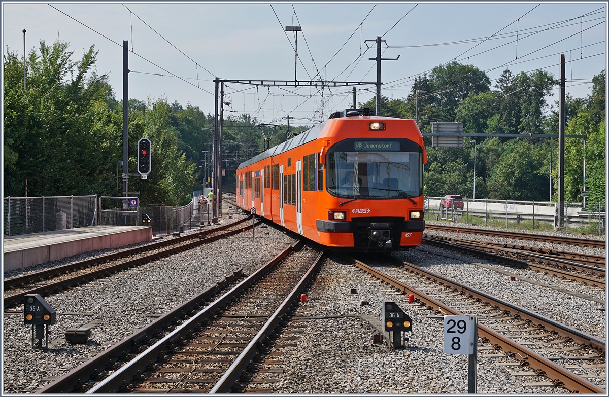 Der von Bern RBS kommende und als S8 nach Jegensdorf fahrende RBS Be 4/12 erreicht Worblaufen. 

10. Aug. 2020