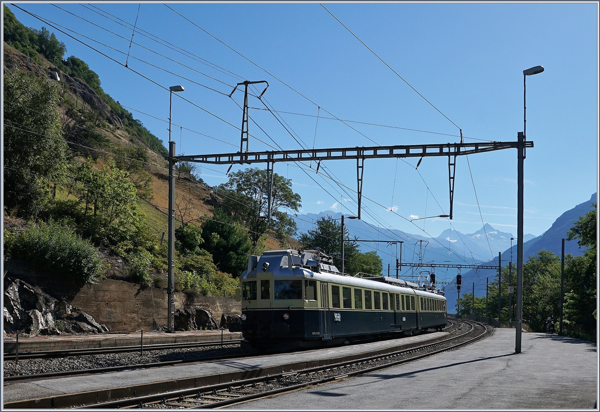 Der  Blaue Pfeil  der BLS, der BCFe 4/6 736 erreicht als Regio Express Lalden.
Da ich anschliessend mitfuhr hatte bei der Wahl der (Gegenlicht)-Fotostelle keinen grossen Spielraum.
14. August 2016