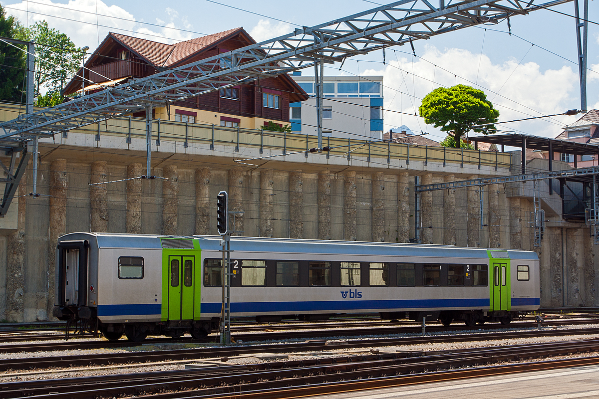 Der BLS B 50 85 20-35 513-4 CH-BLS ein 2. Klasse B - LEGO Zwischenwagen f�r NPZ RBDe 565 bzw. RBDe 566 Pendelz�ge (RBDe 4/4-Pendelz�ge), ex EBT (Emmental-Burgdorf-Thun-Bahn) B 50 38 20-34 513, abgestellt am 28.05.2012 im Bahnhof Spiez. 

Zusammen mit der zweiten Serie der BLS RBDe 565 beschaffte 1984–85 auch die EBT-Gruppe 13 sogenannte „Privatbahn-NPZ“. Diese sind mit den Z�gen der BLS weitestgehend identisch, au�er dass die Steuerwagen ohne 1. Klasse als Bt gebaut wurden. In den Jahren 1991/92 erhielten alle EBT/SMB/VHB-Steuerwagen ein Erstklasseabteil und wurden zu ABt. Die RBDe 4/4 erhielten die Bezeichnung RBDe 566, die Steuer- und Zwischenwagen erhielten 1991/92 zw�lfstellige UIC-Nummern. Ab 2009 durchlaufen die Z�ge eine Modernisierung analog den RBDe 565. Bei den Zwischenwagen erfolgte dies konzentriert im Jahre 2011. Seither gibt es auch keine roten Zwischenwagen mehr.