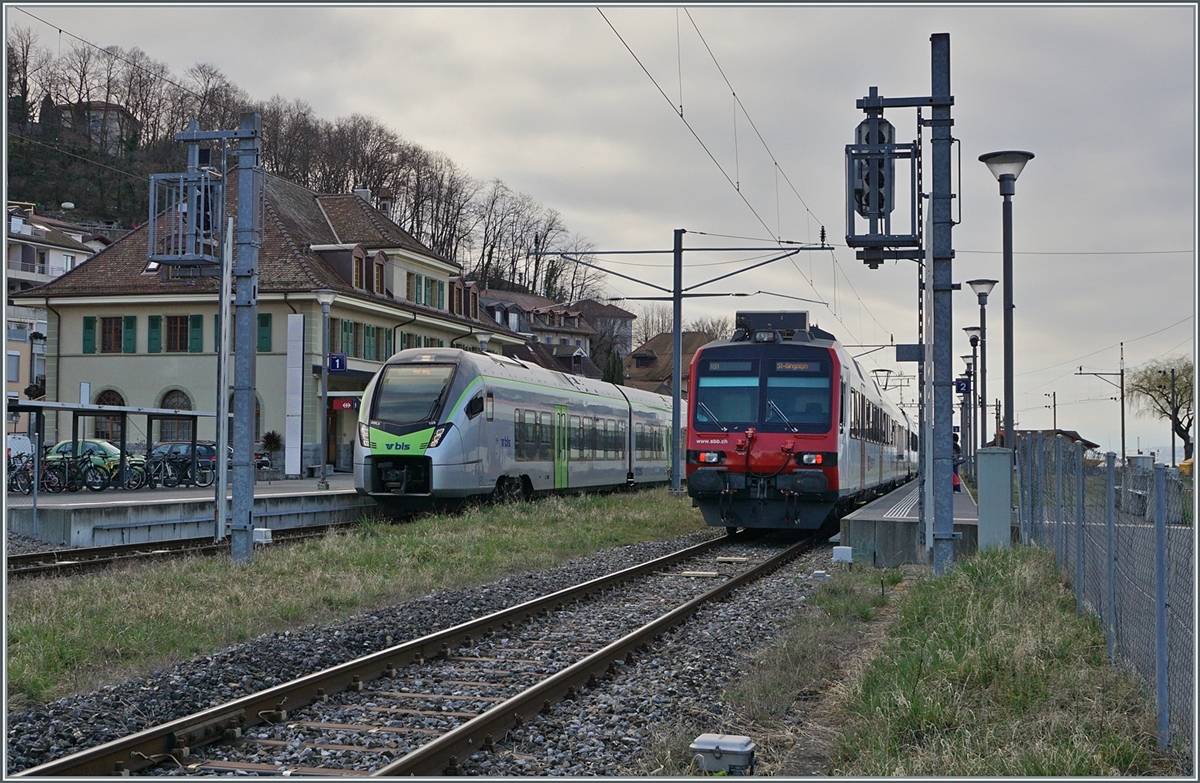 Der BLS RABe 528 109 ist als R 91 6125 von St-Gingolph nach Brig in Bouveret eingetroffen, und nun ist auch der Gegenzug auf Gleis 2 eingefahren. Erst beim Bearbent der Bilder entdeckte ich, dass es sich dabei um einen (gemieteten) SBB Domino handelt und nciht um einen RegionAlps Domino, somit zeigen sich gleich zwei gemeitet Fahrzeuge in Bouveret.   

4. März 2024