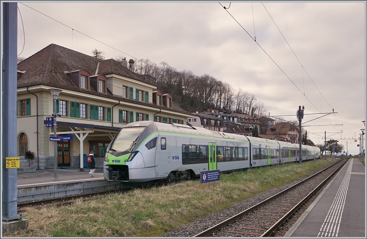 Der BLS RABe 528 109 ist als R 91 6125 von St-Gingolph nach Brig in Bouveret eingetroffen und wartet auf den Gegenzug. 

4. März 2024