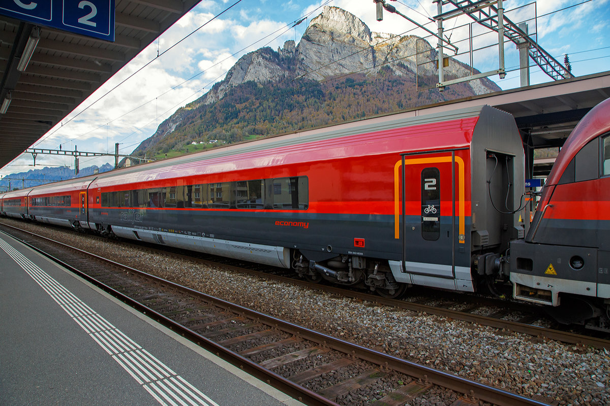
Der Bmpvz 2.Klasse ÖBB-Railjet-Wagen mit Fahrradabteil (economy / 2. Klasse) A-ÖBB 73 81 84-90 106-9 Bmpvz am 04.11.2019 im Bahnhof Sargans (CH), eingereiht in den RJX 160 (Railjet Xpress)  Bratislava – Wien Hbf – Zürich HB.

Der Wagenkasten ist eine Schweißkonstruktion aus Profilen und Blechen (Differentialbauweise). Die Einzelteile sind mehrheitlich aus Baustahl und ferritischem rostfreien Stahl hergestellt.

Der Untergestell-Rahmen ist eine Schweißkonstruktion, bestehend aus gewalzten Stahlprofilen, Abkantprofilen und Stahlblechteilen. Der Untergestell-Rahmen bildet mit den Seitenwänden, dem Dach und den Stirnwänden eine tragende Einheit. Ein Wellblech an der Unterseite dieser Konstruktion schließt das Untergestell ab.
An den beiden Wagenenden befinden sich die Kopfstücke für die Aufnahme der Kurzkupplung sowie der Zug- und Stoßeinrichtung beim Afmpz- und beim Bmpz/2-Wagen                   

Fahrwerk          
Die Drehgestellfamilie SF400, luftgefederte Laufdrehgestelle, wurde für den Einsatz in lokbespannten Reisezügen im Wendezugbetrieb entwickelt. Optimales Laufverhalten im Hinblick auf Stabilität, Komfort und Entgleisungssicherheit sowie hohe Zuverlässigkeit und niedrige Betriebskosten sind Merkmale dieses Drehgestelltyps.   
Das gegenständliche Drehgestell SF400 ÖBB-railjet ist ein Drehgestell mit drei Bremsscheiben, Magnetschienenbremse (außer Afmpz am WE 2) und ist lauf- und bremstechnisch abgestimmt auf eine max. Betriebsgeschwindigkeit von 230 km/h.                      

TECHNISCHE DATEN (Bmpvz): 
Spurweite 1.435 mm
Länge über Puffer: 26.500 mm
Drehzapfenabstand: 19.000 mm 
Achsabstand im Drehgestell: 2.500 mm 
Raddurchmesser: 920 mm (neu) / 860 mm (abgenutzt)
Drehgestell: SF400
Wagenhöhe über SO: 4.050 mm
Wagenbreite: 2.825 mm
Fußbodenhöhe Abteil über SO: 1.250 mm
Lichte Weite Einstieg: 2 x 850 mm
Lichte Weite Übergang: 1.100 mm
Bremsanlage: 3 Scheiben pro Achse + Mg
Max. Betriebsgeschwindigkeit: 230 km/h, die lauftechnische
Geschwindigkeit beträgt 250 km/h
Min. Kurvenradius: 150 m
Eigengewicht: ca.50  t
Sitzplätze: 72 (2.Klasse)
Fahrradabstellplätze: 7
