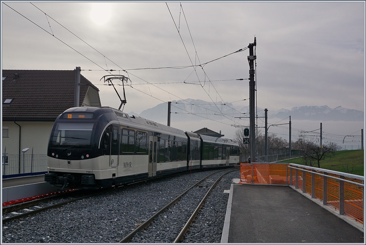 Der CEV MVR SURF ABeh 2/6 7503  Blonay-Chamby  verlässt den neu gestalteten Bahnhof von St-Légier Gare in Richtung Vevey.
 28. Dez. 2018