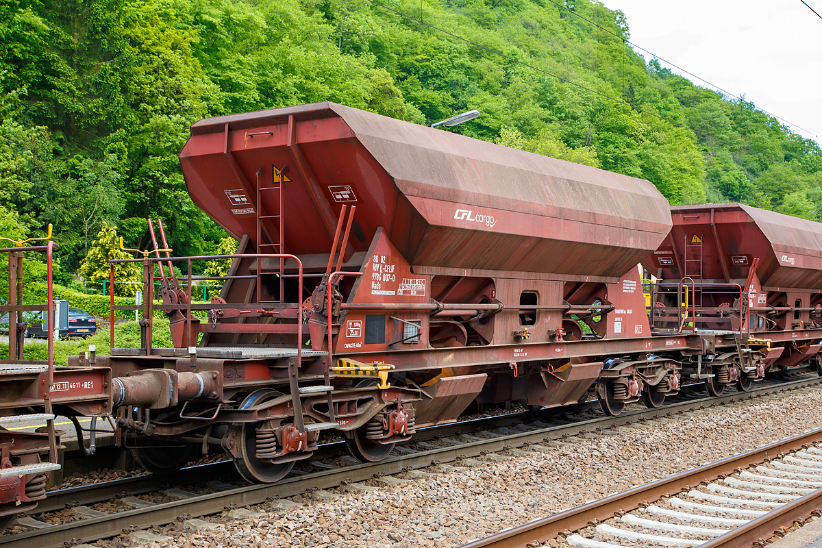 Der CFL Schotterwagen der Gattung Uads, UIC-Fahrzeug-Nr: 80 82 RIV L-CFLIF 9786 007-0, der CFL Infrastruktur war am 14.05.2016 im Bahnhof von Goebelsm�hle (Giewelsmillen) abgestellt. In Deutschland w�rde der Wagen als Offener Sch�ttgutwagen mit dosierbarer Schwerkraftentladung und vier Rads�tzen bzw. Drehgestell-Sch�ttgutwagen der Gattung Facs bezeichnet.

Technische Daten:
Spurweite: 1.435 mm
L�nge �ber Puffer: 13.540 mm
Drehzapfenabstand: 8.500 mm
Achsabstand im Drehgestell: 1.800 mm
Laderaum: 40 m�
H�chstgeschwindigkeit leer/beladen: 100 / 120 km/h
Maximales Ladegewicht: 59.5 t
Eigengewicht: 19.920 kg

Besonderheit: Durch einsellbare Rutschen kann der Schotter zur Gleismitte bzw. zur Gleisau�enseite gelenkt werden.