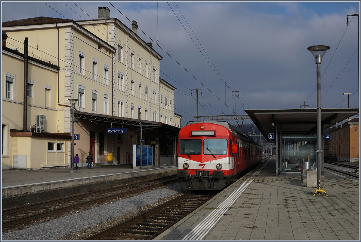 Der CJ Reservependel mit den UIC Nummern RBDe 566 221 (UIC 94 85 7566 221-8 CH-BLS) und ABt 921 (UIC 50 85 8035 921-6 CH-BLS) gehört der BLS. 
Hier wartet der Zug in Porrentruy auf die baldige Abfahrt nach Bonfol.
15. Dez. 201