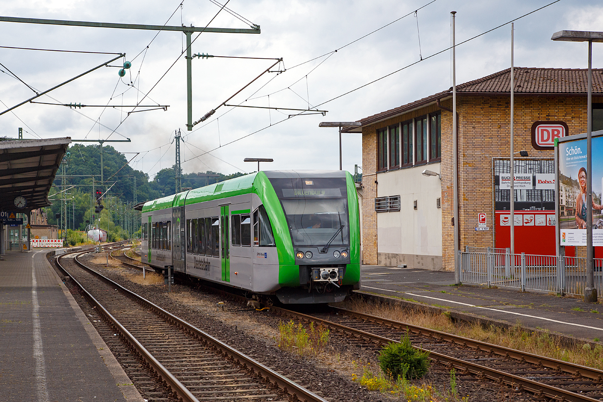 
Der  Daadetalbahn   Stadler GTW 2/6  (95 80 0946 417-2 D-WEBA/95 80 0646 417-5 D-WEBA/95 80 0946 917-1 D-WEBA) der Westerwaldbahn GmbH (WEBA), ex VT 117 der Hellertalbahn, fährt am 23.07.2013 für die HLB als RB 96  Hellertal-Bahn  (Betzdorf-Herdorf-Haiger-Dillenburg), vom Bahnhof Betzdorf (Sieg) in Richtung Dillenburg los.