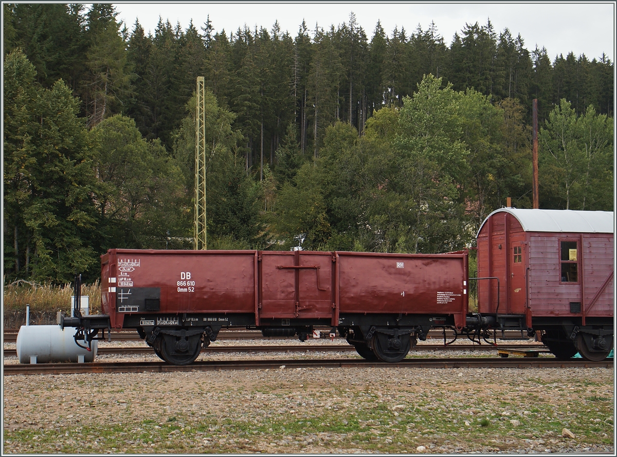 Der DB (Deutsche Bundesbahn) Omm 52 mit der Nummer 866 610. Gepflegt und unterhalten wird dieser Güterwagen von der IG 3-Seenbahn e.V.

Seebrugg, den 14. Sept. 2015