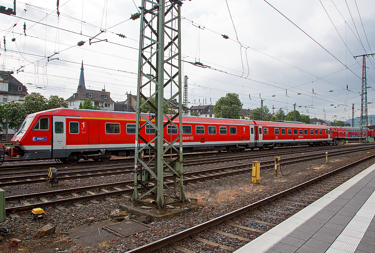 
Der DB-Pendolino bzw. zweiteilige Dieseltriebzug mit Neigetechnik 610 011-8 / 610 511-7 (9580 0 610 011-8 D-DB  By / 9580 0 610 511-7 D-DB  A By) ist am 14.05.2016 beim Hbf Koblenz abgestellt, leider mit einem Mast davor. Es ist bereits ein Museumsfahrzeug, deren Eigentümer das DB Museum ist.

Für diesen Triebzug war der Generalunternehmer MAN (Maschinenfabrik Augsburg-Nürnberg), welche ihn unter den Fabriknummern 170225 (610 011) / 170226 (610 511) gebaut hat. 

Die Baureihe 610 bezeichnet zweiteilige diesel-elektrische Triebzüge mit Neigetechnik der Deutschen Bahn, die von der Deutschen Bundesbahn beschafft wurden und in Deutschland als Pendolino bekannt sind. Diese fuhren in Bayern, da der Freistaat Bayern Fördermittel für die Streckenertüchtigung und die Fahrzeuge gegebenen hatte.

Die Deutsche Bundesbahn sah sich nach einem schleichenden Passagierrückgang im fränkischen Regionalverkehr veranlasst, Gegenmaßnahmen zur Attraktivitätssteigerung des Regionalverkehrs einzuleiten. Da die vorhandenen Gleisanlagen keine höheren Geschwindigkeiten zuließen und ein Ausbau ebendieser den finanziellen Rahmen gesprengt hätte, intensivierte man die Bemühungen, einen neigefähigen Nahverkehrstriebwagen zu entwickeln. Die DB beauftragte hierzu MAN als Konsortialführer für den wagenbaulichen Teil (gemeinsam mit DUEWAG und MBB), Siemens als Konsortialführer für den elektrischen Teil (gemeinsam mit ABB und AEG). Die Drehgestelle und die Neigetechnik lieferte das Unternehmen Fiat, das bereits seit den 60er Jahren unter dem Markennamen Pendolino in großen Stückzahlen Triebwagen mit Neigetechnik gebaut hatte. Von der Baureihe wurden 20 Stück, in zwei Serien von jeweils 10 stück, gebaut.

Die Triebwagen kamen 1992 in den Dienst und bewährten sich im Einsatz. Die Inbetriebnahme erfolgte ohne größeren Erprobungen, der erste Triebwagen wurde am 13. April 1992 an die DB ausgeliefert, zum Fahrplanwechsel am 31. Mai wurde der Betrieb mit zehn Zügen aufgenommen. Im Jahr 2000 mussten sie auf Anordnung des Eisenbahnbundesamtes für ein Jahr stillgelegt werden, weil Risse an der Aufhängung der Schlingerdämpfer auftraten. Nach der Sanierung der betroffenen Bauteile wurden die Züge ab 2001 wieder erfolgreich eingesetzt.
Im Mai 2007, also 15 Jahre nach Betriebsaufnahme, hatte die 610-Flotte bereits 70 Mio. Kilometer zurückgelegt.

Zum Fahrplanwechsel im Dezember 2014 wurde die Baureihe 610 bei der DB außer Dienst gestellt. Auch der weitere Einsatz der Triebwagen bei der DB-Tochter Arriva CZ in Tschechien ist gescheitert.

Zweck der Neigetechnik ist, die Reisegeschwindigkeit auf kurvenreichen Strecken zu erhöhen. Durch den Einsatz der Neigetechnik wird bei der Kurvenfahrt die Seitenbeschleunigung im Wagenkasten verringert. Somit kann eine Kurve schneller als ohne Neigetechnik durchfahren werden und trotzdem die höchstzulässige Seitenbeschleunigung im Wagenkasten eingehalten werden. Fiat baute in die Wagen Gyroskope (Kreisel) ein, mit denen Hydraulikzylinder angesteuert werden. Die Neigung der freischwingend aufgehängten Wagenkästen beträgt gleisbogenabhängig maximal 8°.

Die Baureihe 610 besitzt zwei wassergekühlte MTU-V12-Zylinder-Dieselmotoren vom Typ MTU TU 12V 183 TD 12, mit einer Leistung von jeweils 485 kW aus zwölf Zylindern. Diese Dieselmotoren treiben Drehstromsynchrongeneratoren an. Weiter werden über einen Gleichrichter und einen GTO-Pulswechselrichter drei Drehstromfahrmotoren angetrieben. Diese übertragen ihr Drehmoment jeweils über eine Gelenkwelle zur innenliegenden Achse eines von drei Drehgestellen. Das vierte Drehgestell ist antriebslos.

Technische Daten:
Spurweite: 1.435 mm (Normalspur)
Achsformel:  2’(A1)+(1A)(A1)
Länge über Kupplung:  51.750 mm
Breite: 2,852 mm
Drehzapfenabstand: 17.500 mm
Achsabstand im Drehgestell: 2.450mm
Dienstgewicht:  95,35 t
Höchstgeschwindigkeit: 160 km/h
Installierte Leistung:  2 x 485kW (660PS) = 970kW (1320PS)
Raddurchmesser:  890 mm
Motorentyp: wassergekühlte MTU-Dieselmotoren (TU 12V 183 TD 12)
Leistungsübertragung: elektrisch
Tankinhalt: 	2 × 1000 l
Kupplungstyp: 	Scharfenberg
Sitzplätze: 	136
Beteiligte Hersteller: Duewag, MAN, MBB, FIAT, ABB, AEG, SSW
