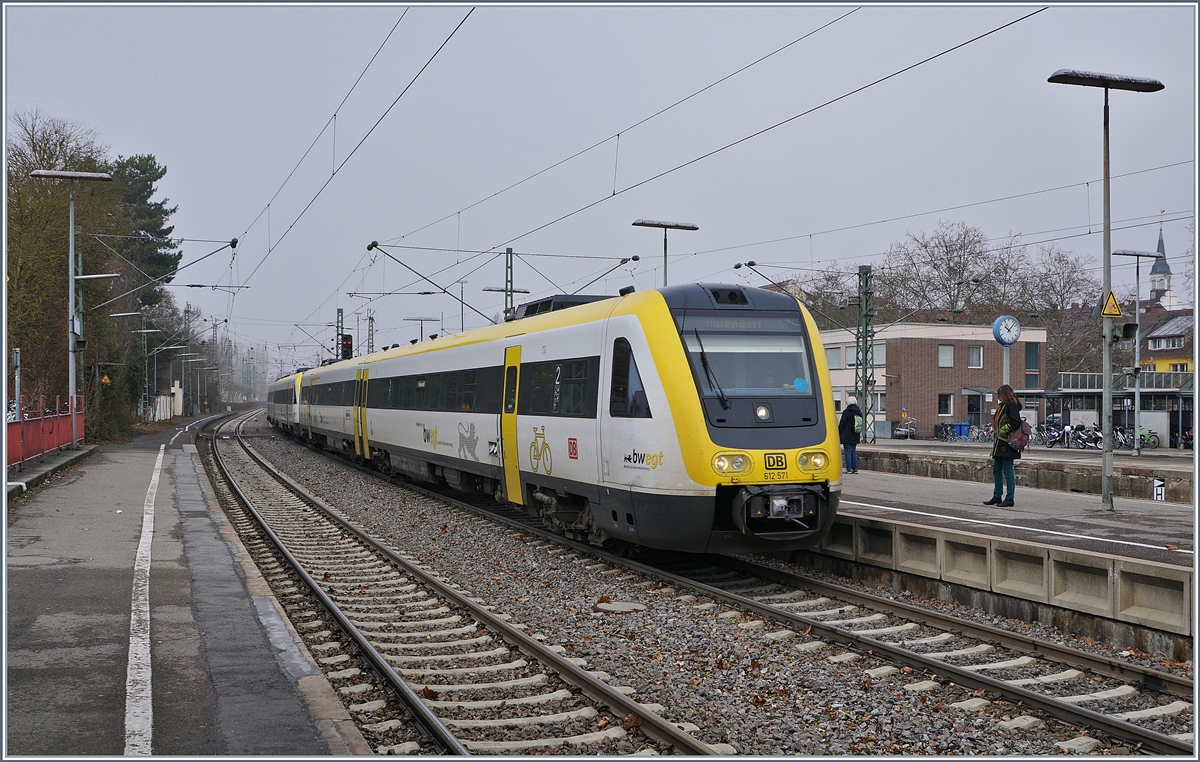 Der DB VT 612 571 und ein weiterer verlassen Radolfzell als IR in Richtung Aulendorf (-> SEV Ulm). 

19. März 2019