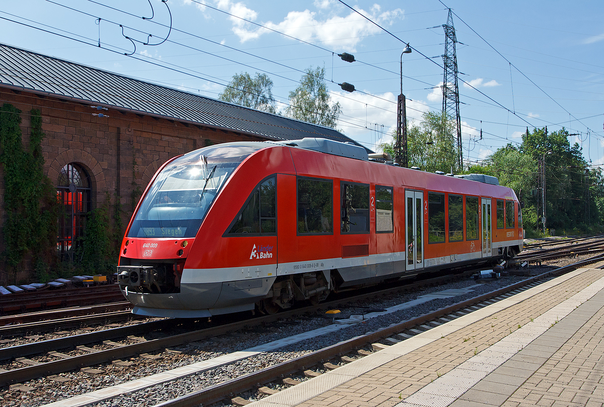 
Der Dieseltriebwagen 640 009 (95 80 0640 009-6 D-DB ABp) ein Alstom Coradia LINT 27 der DreiLänderBahn (DB Regio NRW) fährt am 12.07.2014 als RB 93  Rothaarbahn  (Bad Berleburg - Kreuztal - Siegen Hbf) in den Bahnhof Kreuztal ein. 

Der LINT 27 wurde 2000 bei Alstom (LHB) in Salzgitter unter der Fabriknummer 153797-009 gebaut. Er hat die EBA-Nummer EBA 96W09R 009.