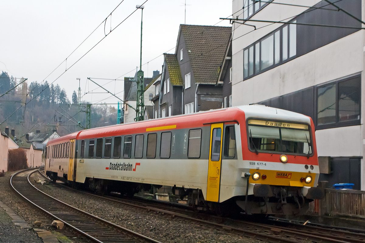 
Der Dieseltriebzug 928 677-4 / 628 677-7 der Daadetalbahn der Westerwaldbahn (WEBA) kommt am 29.11.2014 als RB 97 Daadetal-Bahn von Daaden und fährt nun in die Endstation Betzdorf/Sieg ein.
