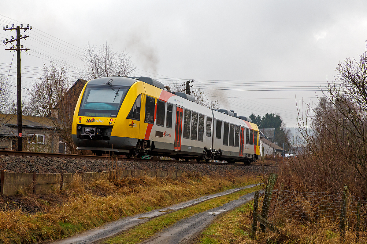 
Der Dieseltriebzug VT 267 (95 80 0648 167-4 D-HEB / 95 80 0648 667-3 D-HEB) ein Alstom Coradia LINT 41 der HLB (Hessische Landesbahn), ex Vectus VT 267, erreicht am 12.12.2016 bald den Bf. Unnau-Korb. Er fährt als RB 90  als RB 90   Westerwald-Sieg-Bahn  Siegen-Betzdorf-Au(Sieg)-Altenkirchen-Hachenburg-Westerburg.