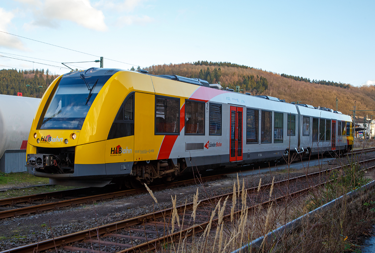 
Der Dieseltriebzug VT 504 ein Alstom Coradia LINT 41 der neuen Generation (95 80 1648 104-5 D-HEB / 95 80 1648 604-4 D-HEB) der HLB (Hessische Landesbahn GmbH) am 23.12.2015 in Betzdorf/Sieg, er ist nun vollgetankt.

Der LINT 41 wurde im Juni 2015 von ALSTOM LHB (Salzgitter) unter der Fabriknummer D041418-004 gebaut und an die HLB für den Standort Siegen ausgeliefert. Abnahmetag war der 30.06.2015.  